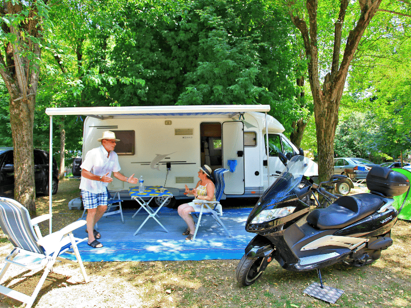 Einen Wohnmobilstellplatz mit direktem Zugang zum Fluss Dordogne in Meyronne buchen. In der Nähe von Rocamadour und Padirac, im Lot.