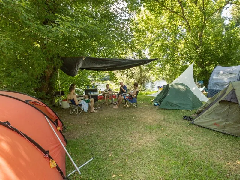 Camping-de-la-plage-dans-le-lot-et-la-vallee-de-dordogne-komfort-stellplatz
