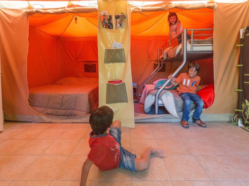 Camping-de-la-plage-in-de-lot-en-de-dordogne-vallei-verblijf-aan-de-oever-van-de-dordogne-bungalowtent-3