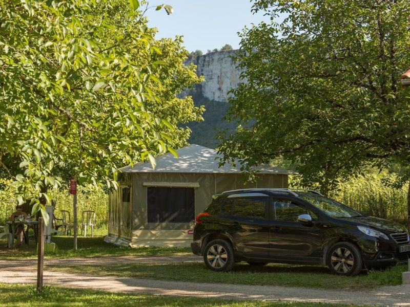 Camping-de-la-plage-in-de-lot-en-de-dordogne-vallei-verblijf-aan-de-oever-van-de-dordogne-bungalowtent-P