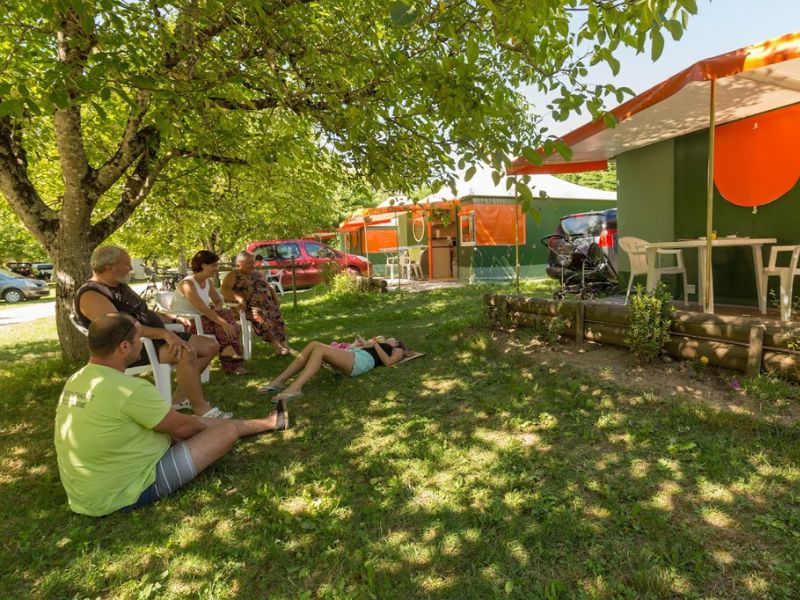 Camping-de-la-plage-in-de-lot-en-de-dordogne-vallei-verblijf-aan-de-oever-van-de-dordogne-lodge-tent-1
