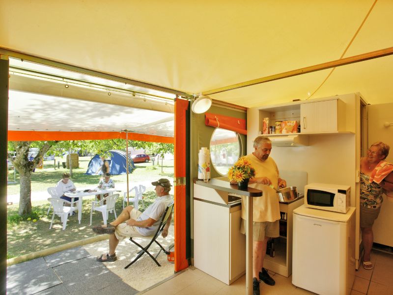 Camping-de-la-plage-in-de-lot-en-de-dordogne-vallei-verblijf-aan-de-oever-van-de-dordogne-lodgetent-2