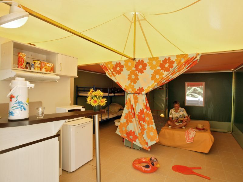 Camping-de-la-plage-in-de-lot-en-de-dordogne-vallei-verblijf-aan-de-oever-van-de-dordogne-lodgetent-3