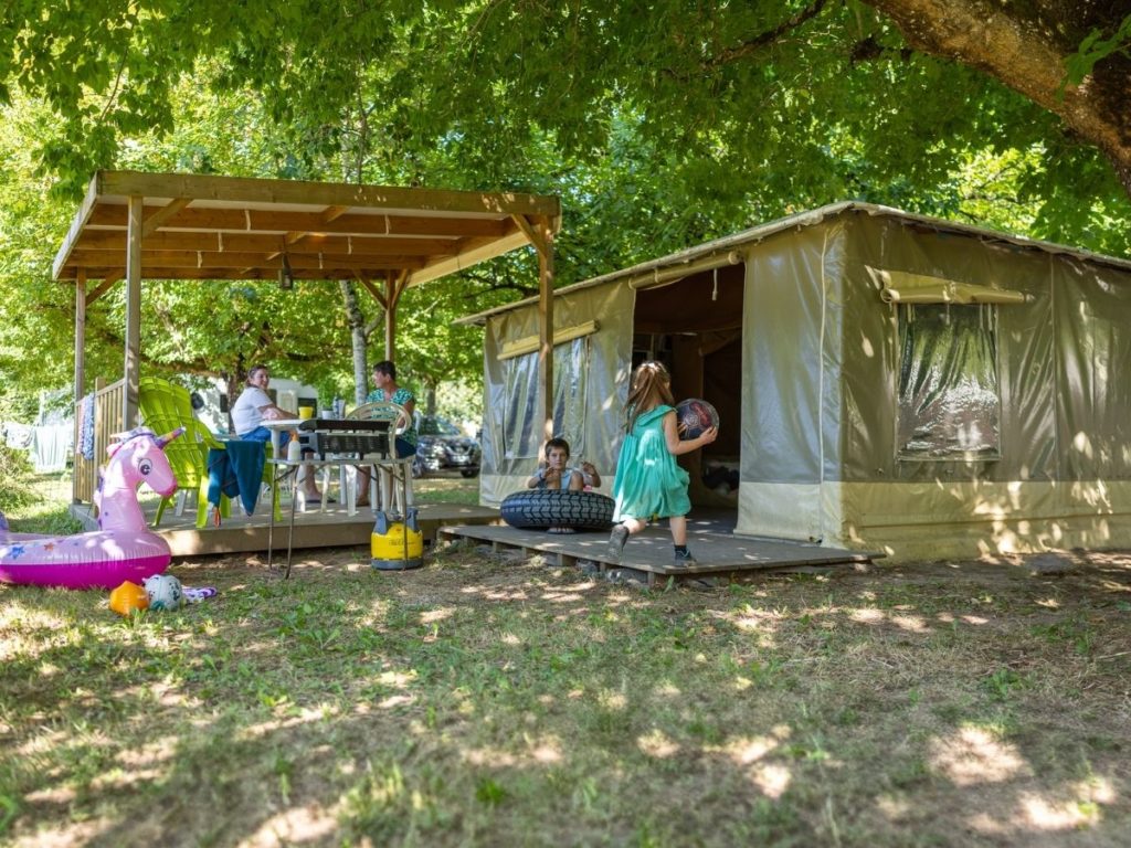 Camping La Plage in Meyronne in de Lot en de Dordogne-vallei - Camping aan de rivier in Occitanië - Bungalow - 2
