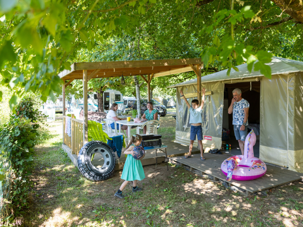 Camping La Plage in Meyronne in de Lot en de Dordogne-vallei - Camping aan de rivier in Occitanië - Bungalowtent
