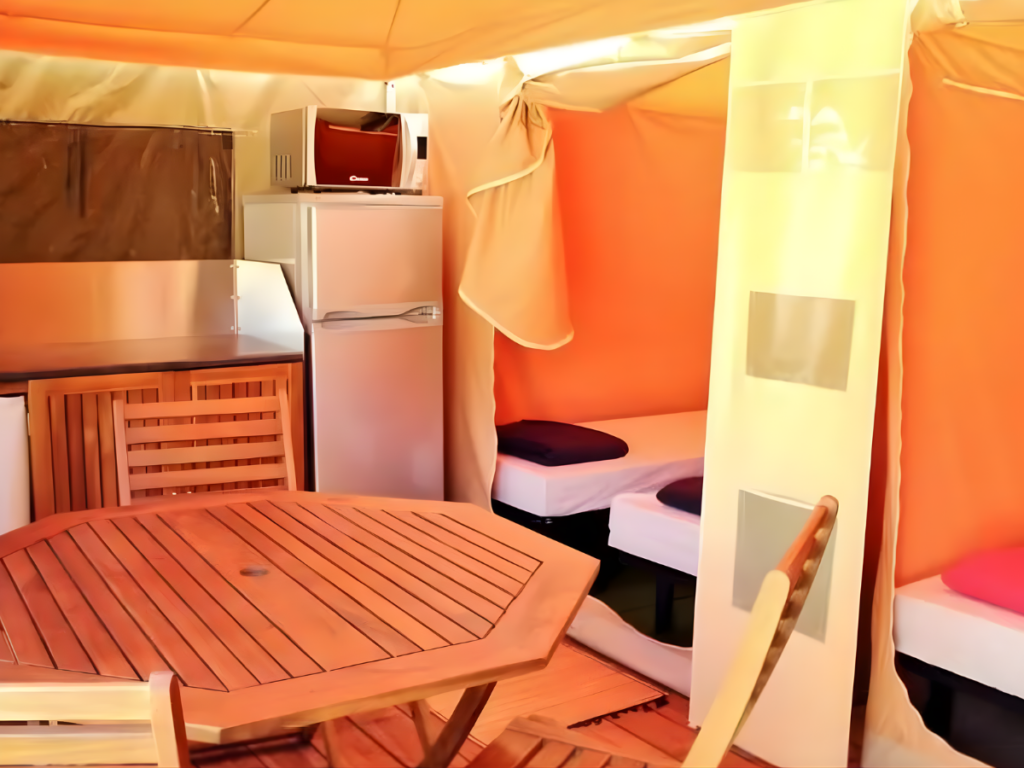 Camping La Plage in Meyronne in de Lot en de Dordogne-vallei - Camping aan de rivier in Occitanië - Bungalowtent - Woonkamer