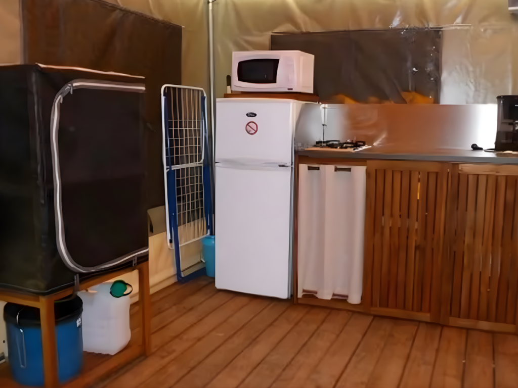 Camping La Plage in Meyronne in de Lot en de Dordogne-vallei - Camping aan de rivier in Occitanië - Bungalowtent - Keuken