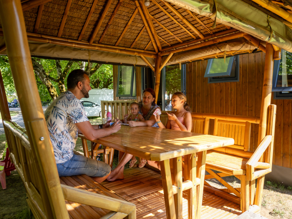 Camping La Plage in Meyronne in de Lot en de Dordogne-vallei - Camping aan de rivier in Occitanië - Tiny house