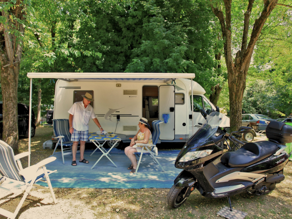 Camping de la Plage - En el Lot y el Valle de Dordoña - Acogida de autocaravanas a orillas del Dordoña en Meyronne cerca de Meyronne